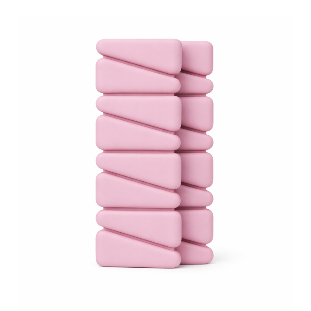 Ciężarki na ręce do pilatesu w kształcie nachylonych trójkątów w odcieniu różowym, idealne do treningów w domu.